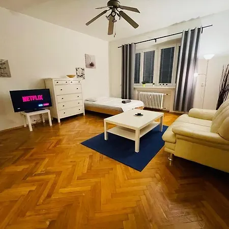 Apartman Lovely 2bdr In Center, Wifi & Self-check In *