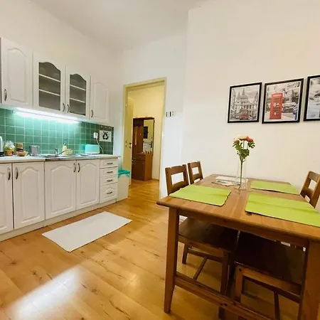 Apartmán Lovely 2bdr In Center, Wifi & Self-check In